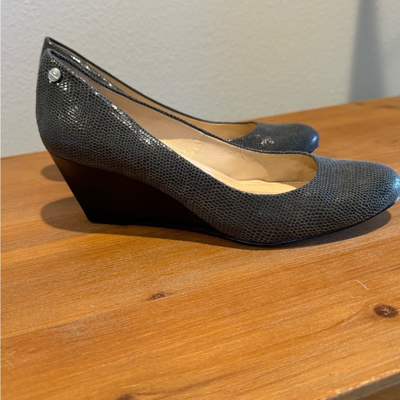 Calvin Klein Womens 7 Saxton Heels Wedge Shoes Pumps Snakeskin Look - Picture 9 of 10
